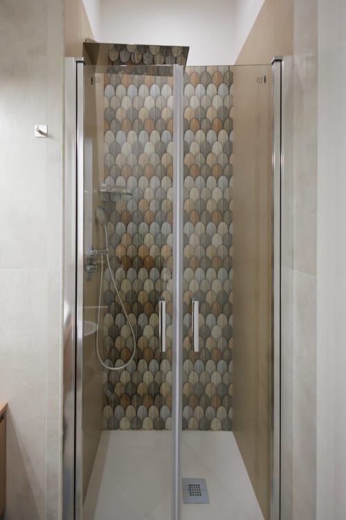 Moderna cabina doccia con piastrelle geometriche presso BellDuomo Suite Messina, boutique hotel a Messina, Italia