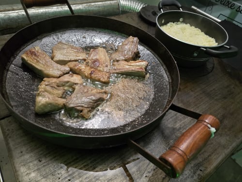 Carne fresca na frigideira de ferro fundido na cozinha gourmet da Villa Philia em Florianópolis