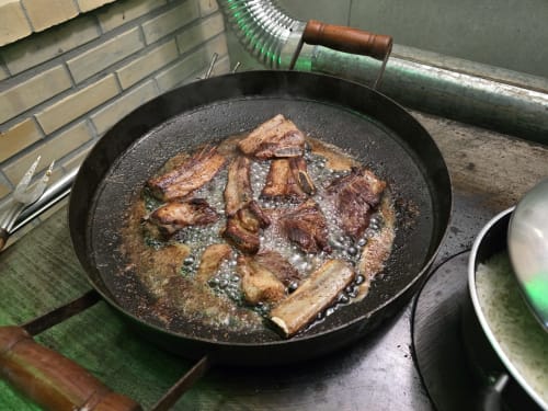 Carne selada sendo preparada em frigideira de ferro fundido no restaurante do hotel Philia, Florianópolis