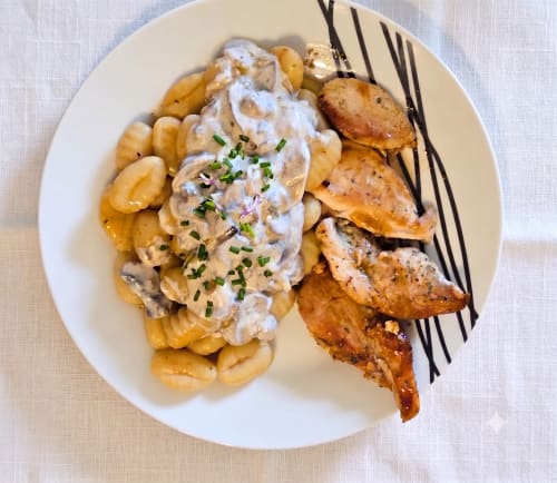 Assiette gastronomique chez House Carles : pâtes à sauce crémeuse, pommes de terre rôties et décor herbacé, La Colle-sur-Loup