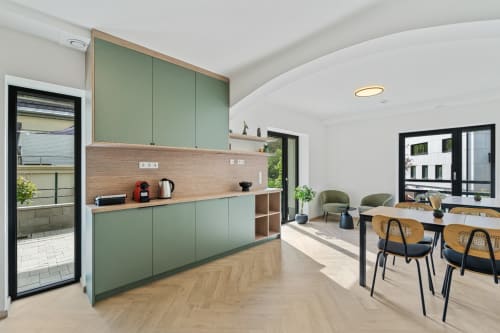 Cuisine ouverte et salle à manger modernes à Mattbnb Ankoni Stay 3.2, Metz avec placards vert sauge, comptoirs en bois