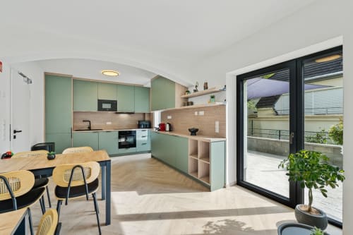 Cuisine verte moderne et séjour dans l'Ankoni Stay 3.2 à Mattbnb Metz avec vue sur la ville