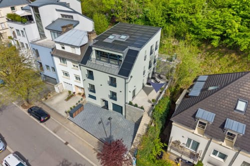 Propriété Mattbnb moderne à Metz avec panneaux solaires, façade blanche et arbres verdoyants - Chambre Ankoni Stay 3.2 avec vue sur la ville