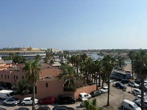Hôtel Agde Luxury Loc surplombant la marina de Cap d'Agde, palmiers et vue méditerranéenne