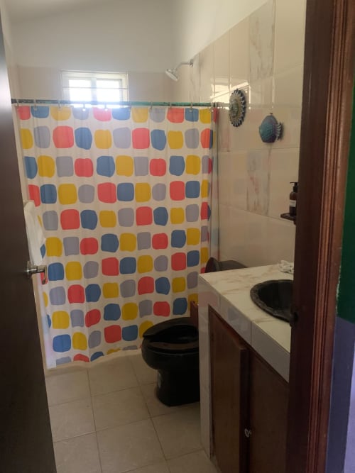 Baño colorido con cortina de ducha estampada en la villa La Morada en Monte Gordo, México