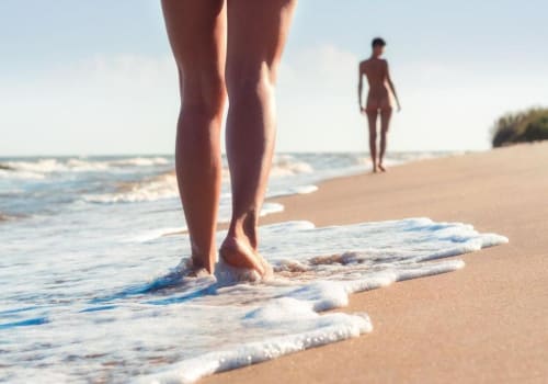 Promenade sur la plage du Village Naturiste du Cap d'Agde, proche des hébergements Agde Luxury Loc.