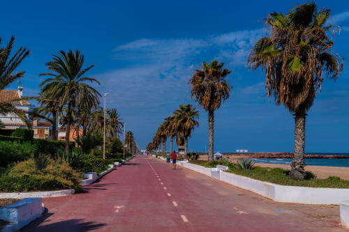 Paseo marítimo de Museros con palmeras, sendero rojo y vistas al Mar Mediterráneo junto al Hotel ITOUR