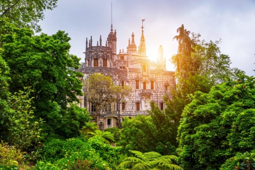 Castelo histórico rodeado de árvores frondosas verdes na pousada Feel Sintra em Portugal