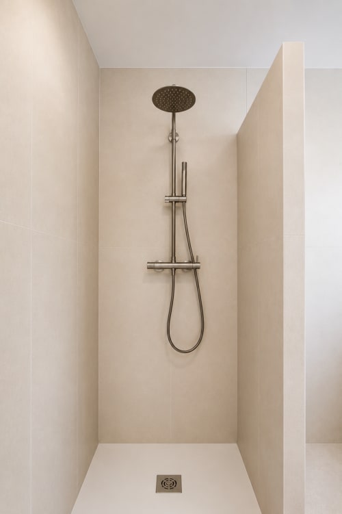 Baño moderno con alcachofa de lluvia y controles termostáticos en el apartamento Riurau Home, Calpe