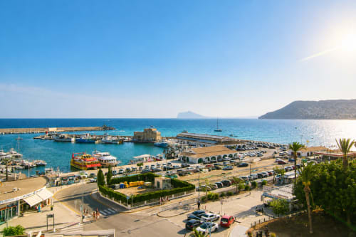 Puerto de Calpe con barcos coloridos, marina y vistas al mar Mediterráneo desde el balcón del apartamento Riurau Home