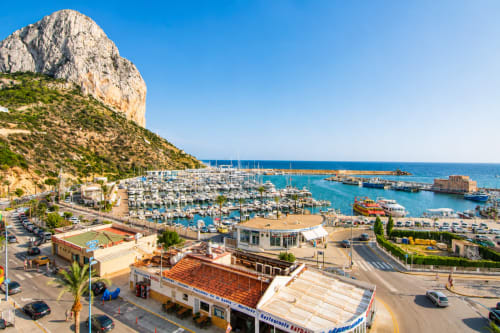 Marina de Calpe con veleros, puerto y acantilado de piedra caliza, vistas al mar desde el apartamento Riurau Home