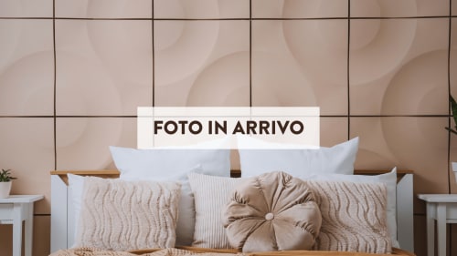 Camera da letto accogliente di Casa Città a Brescia con letto bianco, cuscini decorativi e parete in piastrelle beige neutro