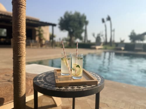 Deux boissons rafraîchissantes au citron et à la menthe sur une table en mosaïque à la piscine de la Villa Rêve D'ahlam à Jbilate, Maroc
