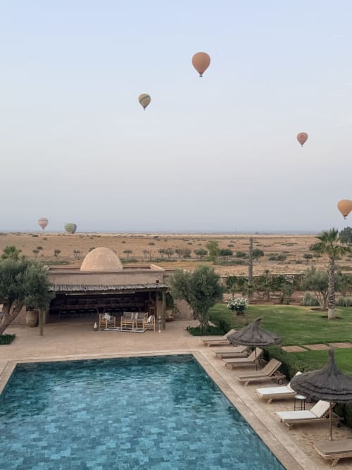 Des montgolfières survolent la piscine et le désert de Villa Rêve D'ahlam à Jbilate, Maroc