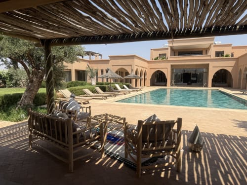Villa Rêve D'ahlam au bord de la piscine avec transats, pergola et architecture traditionnelle marocaine à Jbilate