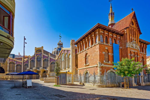 Iglesias históricas de ladrillo y arquitectura colonial en la plaza de Museros bajo cielo azul despejado