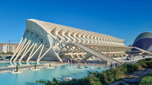 Arquitectura esquelética blanca moderna con piscinas turquesas en la Ciudad de las Artes y las Ciencias, Museros