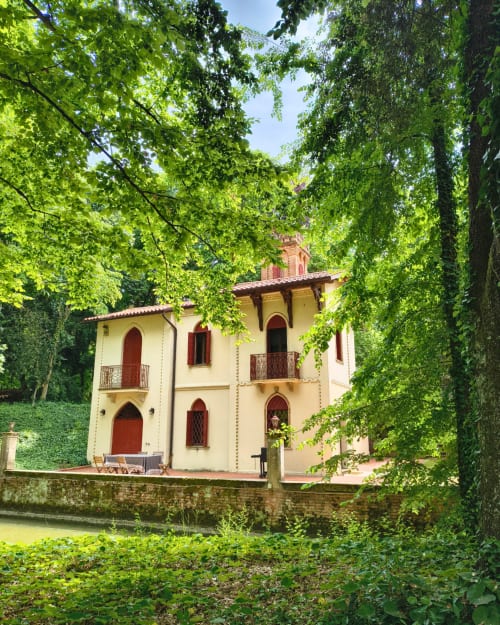 Veneto Villa B&B in Sant'Agostino surrounded by lush green ivy and trees