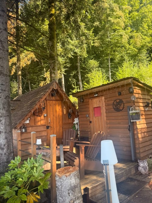 Petits chalets en bois rustique nichés en forêt aux Cabanes des Marchous, Granges-Aumontzey