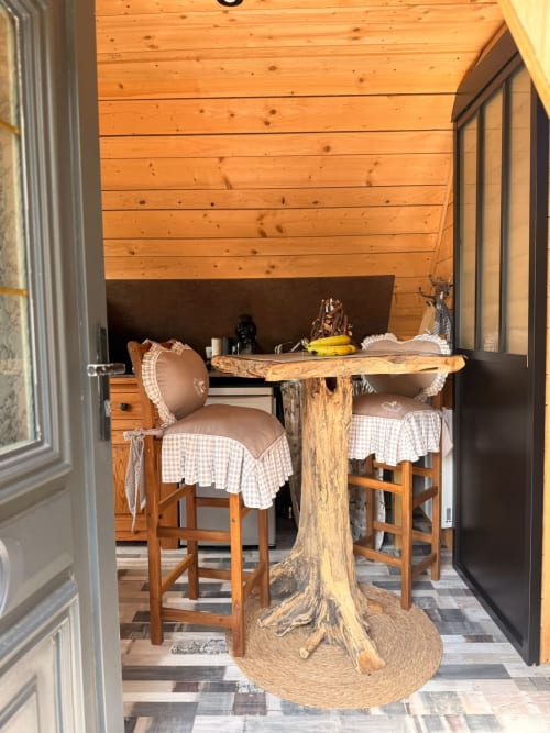 Table de salle à manger rustique avec housses de chaise à carreaux aux Cabanes des Marchous, Granges-Aumontzey