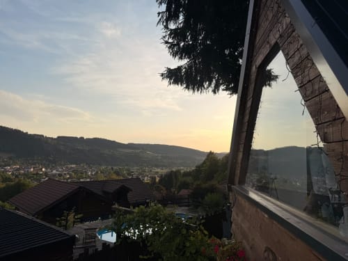 Vue panoramique de la vallée depuis la Cabane L'Écureuil aux Cabanes des Marchous à Granges-Aumontzey