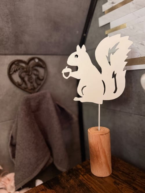 Figurine écureuil blanc décorée sur socle en bois à La Cabane L'Écureuil des Cabanes des Marchous, Granges-Aumontzey