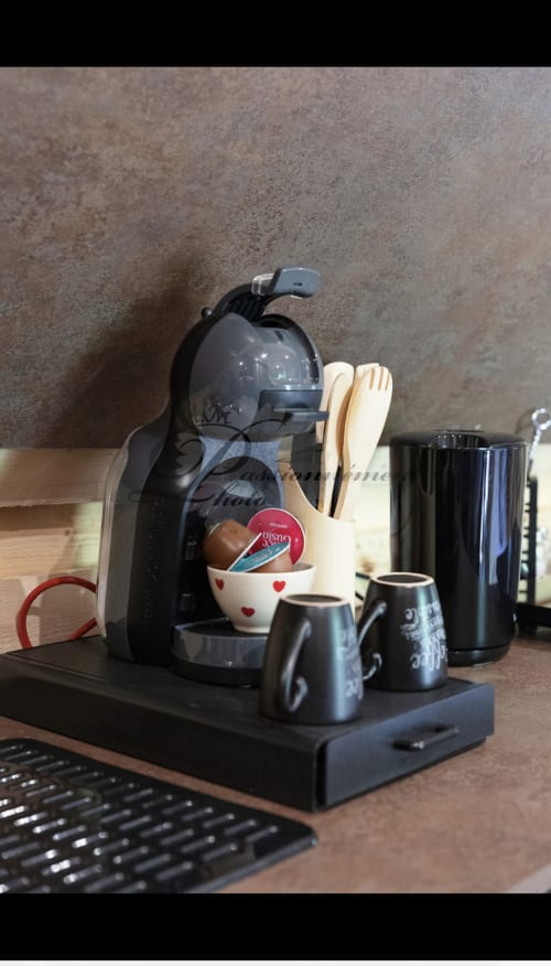 Cafetière avec tasses et accessoires sur le bureau de la cabane Marmotte aux Cabanes des Marchous