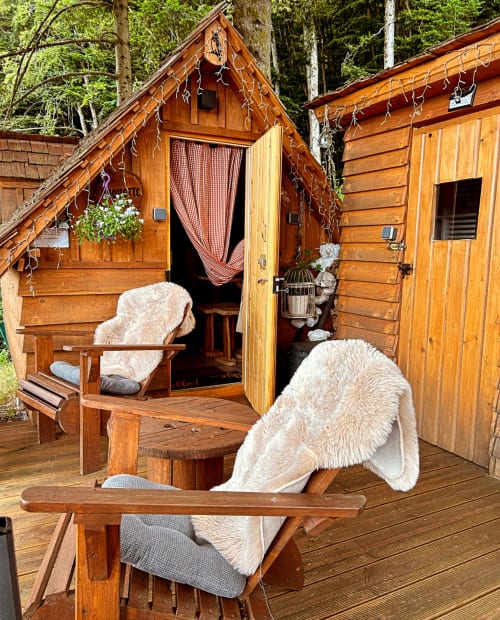 Chalets en bois avec chaises Adirondack sur la terrasse aux Cabanes des Marchous, Granges-Aumontzey