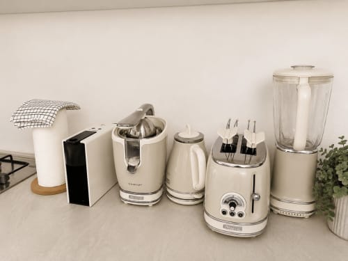 Countertop kitchen appliances at Veneto Villa's Wisteria Lodge including juicer, toaster, and blender in cream and black