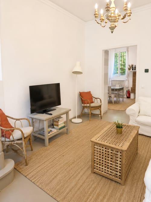 Modern living room at Veneto Villa Garden Lodge with TV, comfortable seating, and garden views in Sant'Agostino