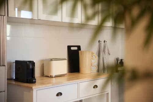 Modern kitchen countertop at Sea'Ya Cascais with coffee machine, kettle, and kitchen accessories in contemporary apartment.