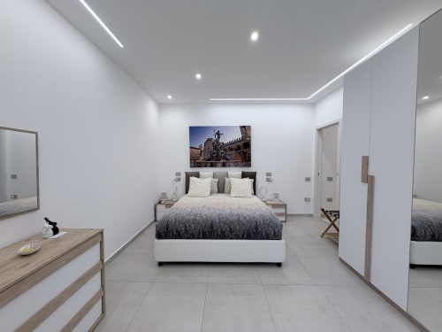 Camera da letto moderna Dream Suite Bologna con pavimenti in marmo, arredi contemporanei e opere d'arte della città italiana