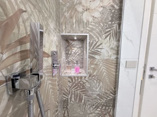 Bagno moderno con piastrelle a tema botanico nella suite deluxe Dream Suite Bologna
