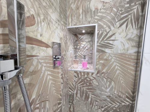 Moderna cabina doccia del bagno con piastrelle a motivi foglie tropicali nell'appartamento Dream Suite Bologna