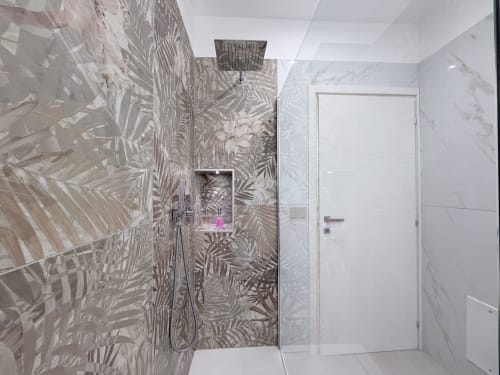 Bagno moderno con doccia in marmo a spina di pesce e soffione pioggia nella Dream Suite Bologna