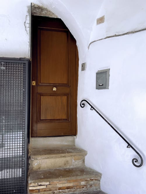 Ingresso in legno dell'appartamento Nel Cuore di Lanciano a Lanciano, Italia con gradini in pietra