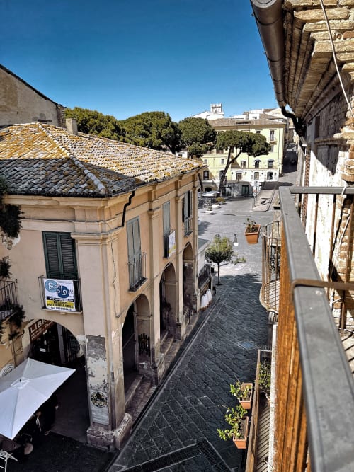 Vista aerea della stretta via lastricata di Lanciano con antichi edifici in pietra e piazza cittadina