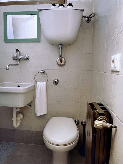 Bagno dell'appartamento Nel Cuore di Lanciano a Lanciano con WC, lavabo, portasciugamani e accessori a parete