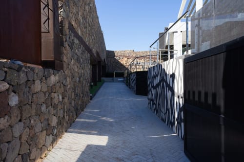 Estrecho callejón empedrado entre edificios de piedra y modernos en Villa La Menta, Las Palmas Gran Canaria