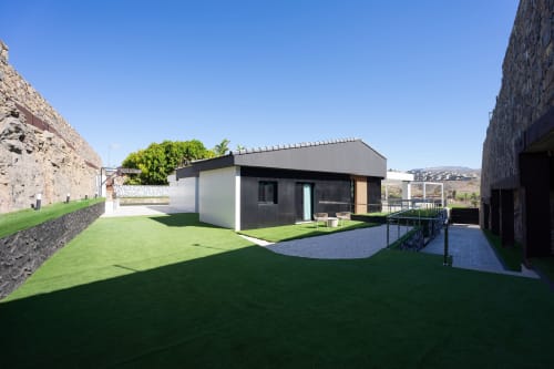 Villa moderna con piscina en Home Stay Gran Canaria, Las Palmas. Arquitectura contemporánea con jardín y terraza