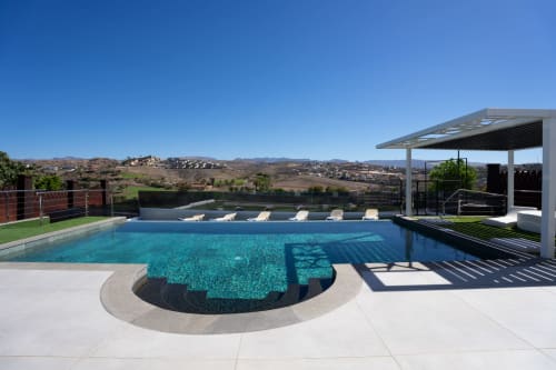 Villa lujosa con piscina, tumbonas, pérgola y vistas panorámicas de Las Palmas de Gran Canaria