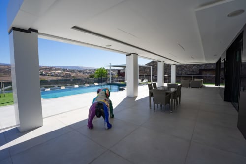 Villa moderna con terraza, piscina, zona de comedor y vistas a las montañas de Gran Canaria en Home Stay Gran Canaria
