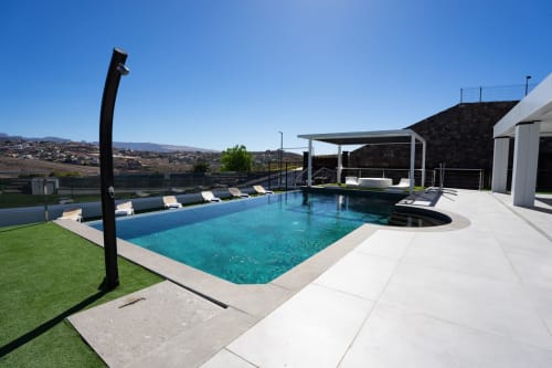 Lujosa zona de piscina en Villa La Menta, Gran Canaria con tumbonas, jacuzzi y vistas a las montañas