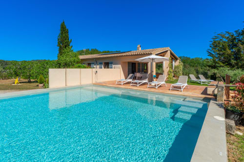 Villa de lujo con piscina cristalina y terraza en Artà, España - ideal para relajarse