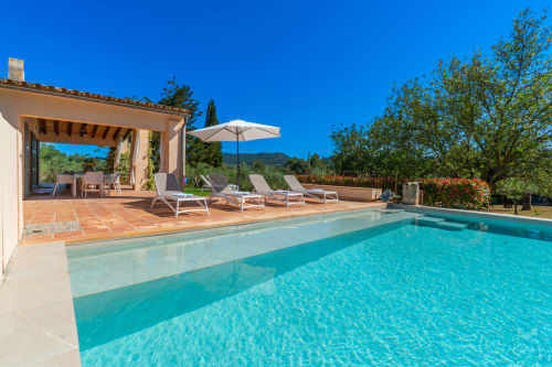 Lujosa terraza con piscina en Massa Properties, Artà, España: aguas turquesas, tumbonas y vistas al paisaje mediterráneo
