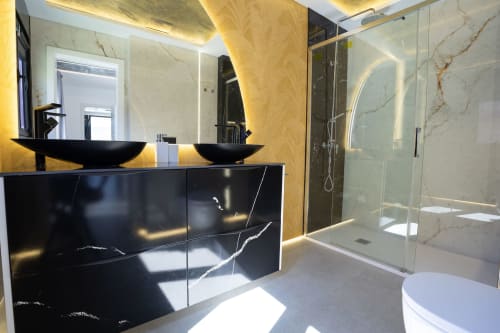 Baño de lujo moderno en Villa La Menta, Home Stay Gran Canaria con mármol negro, doble lavamanos y ducha
