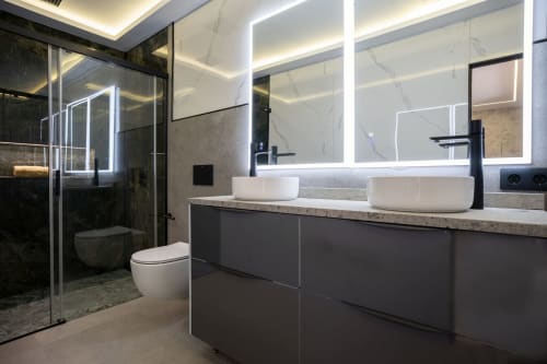 Baño moderno en Villa La Menta, Home Stay Gran Canaria, Las Palmas con doble lavabo, espejo iluminado y ducha a ras de suelo