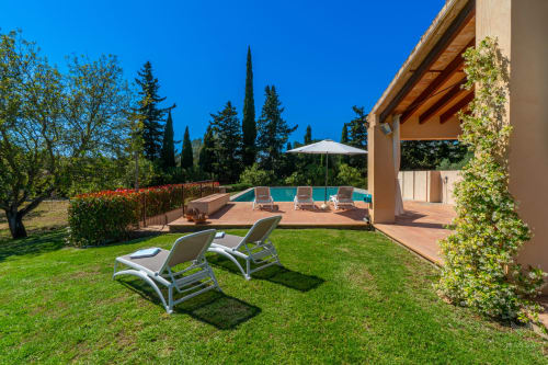 Villa de lujo con jardín, piscina, tumbonas y cipreses mediterráneos en Artà, España
