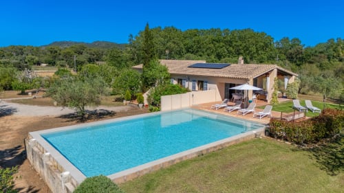 Villa de lujo en Artà con piscina, terraza, paneles solares y vistas al campo circundante