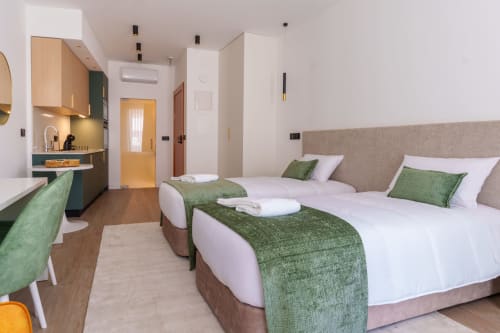 Moderno apartamento estúdio no Suites Avenue Lux em Horta com camas individuais, kitchenette e mobiliário contemporâneo